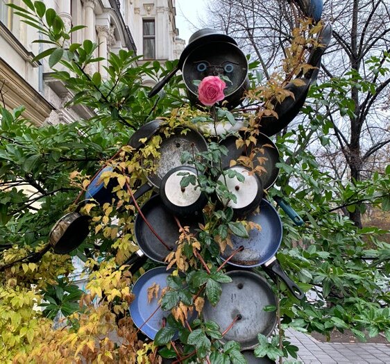 Ein ungewöhnlicher Blickfang: der Pfannenbaum.