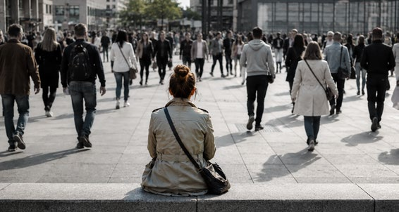 Mitten unter Menschen und doch allein: Einsamkeit bleibt in der Großstadt oft unsichtbar.