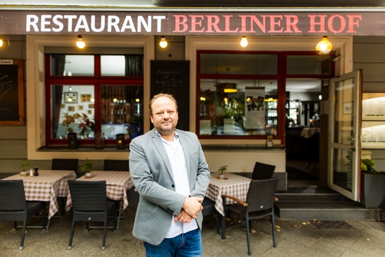 Sebastian Grabosch vor dem Restaurant Berliner Hof